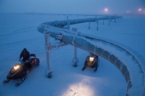 Bij een aardgasveld in Rusland inspecteren arbeiders een pijplijn Het gas wordt in dit soort pijpleidingen naar steden in heel Azi en Europa vervoerd