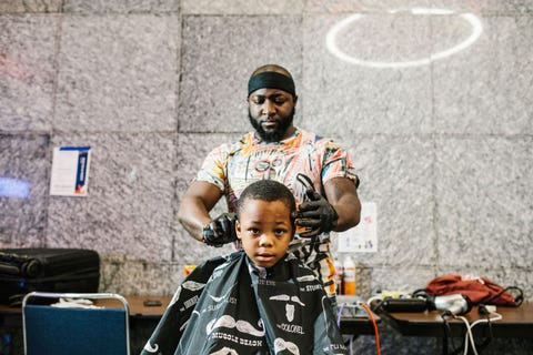 JaMari Walker laat zijn haar knippen in een gemproviseerde kapperszaak in het George R Brown Convention Center