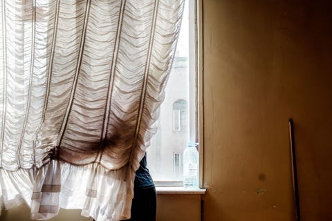 Nana 58 poetst achter een gordijn op de bovenste verdieping van Hotel Georgia Waar ze 4 jaar werkt Als een IVP had Nana moeite met het vinden van een baan Ze ziet geen andere optie dan blijven in het hotel ondanks het onregelmatige loon