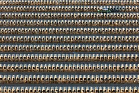 Op een boerderij van het bedrijf Milk Source in Greenleaf Wisconsin zijn kalveren die met behulp van kunstmatige inseminatie zijn gefokt in 3300 behuizingen ondergebracht Kleine melkveehouderijen in deze Amerikaanse zuivelstaat gaan in recordtempo op de fles en maken plaats voor fabrieksmatige bedrijven als Milk Source die vestigingen in het hele Midwesten van de VS heeft De dieren worden na een half jaar naar een boerderij voor vaarskalveren overgebracht