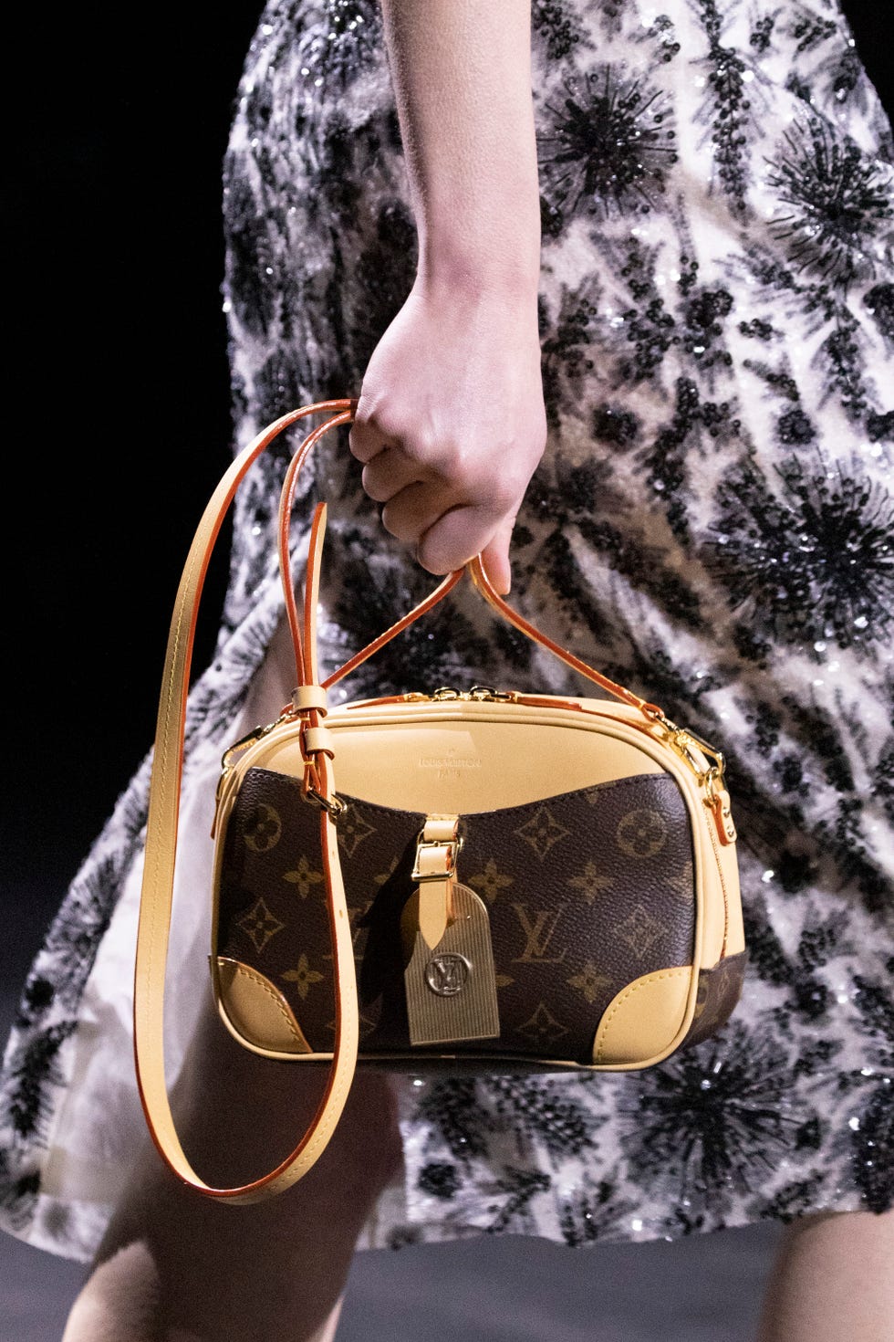 La sfilata Louis Vuitton Autunno Inverno 2020/2021 riesce a raccontare il  tempo con una gonna