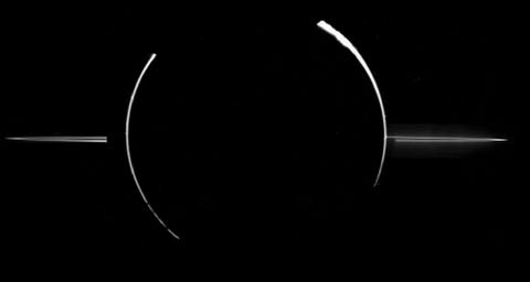 In 1979 verraste het ruimtevaartuig Voyager 1 de wereld met fotos als deze waarop is te zien dat Jupiter net als zijn beroemde buur is uitgerust met vage ringen van stofdeeltjes