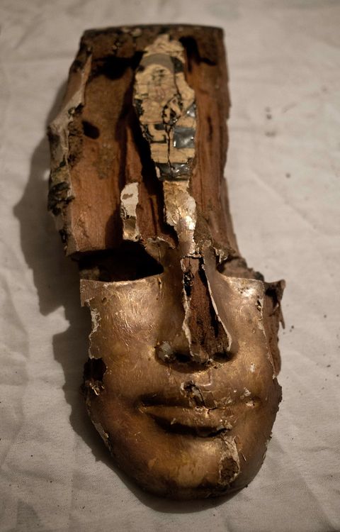 Een Egyptische bewaker houdt de ingang van het 3500 jaar oude graf in de gaten waarin onlangs een mummie is ontdekt