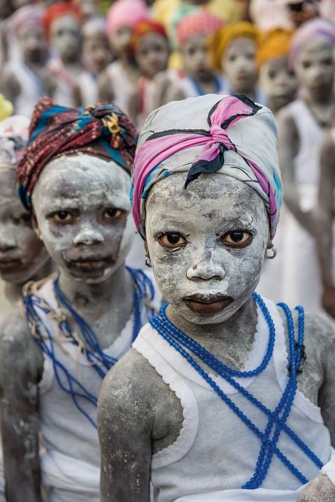 Meisjes in het dorp Masanga in Sierra Leone nemen deel aan alternatieve Bondoceremonin waarin ze zonder clitorisbesnijdenis worden ingewijd in hun leven als vrouw Sinds 2010 hebben ruim zeshonderd meisjes aan deze nieuwe ceremonin deelgenomen