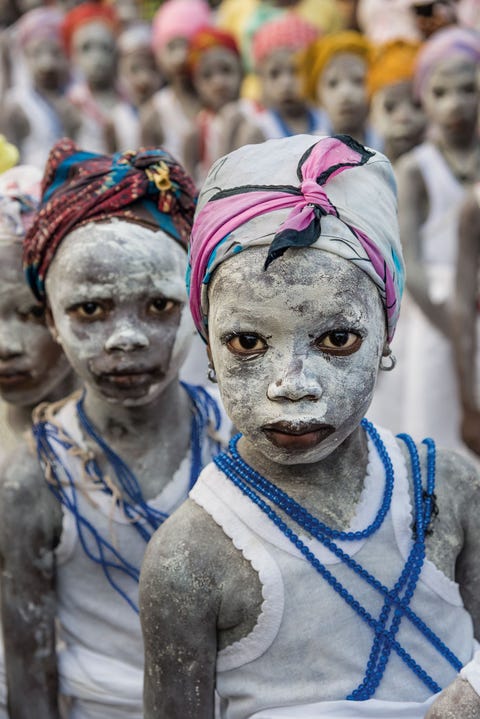 https://www.nationalgeographic.com/content/dam/photography/rights-exempt/most-moving-photos-2017/12-moving-2017-GirlsRising_2.jpg Meisjes in het dorp Masanga in Sierra Leone nemen deel aan alternatieve Bondoceremonin waarin ze zonder clitorisbesnijdenis worden ingewijd in hun leven als vrouw Sinds 2010 hebben ruim zeshonderd meisjes aan deze nieuwe ceremonin deelgenomen