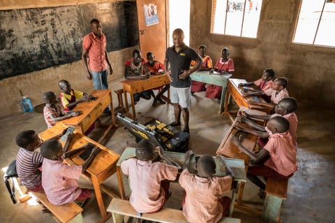 Een ochtendles met BRCK Education en hun Kio Kitstablets op de Kiltamany Primary School Schoolhoofd Elijah Njogh BRCKmedewerker Kevin Fender en vertaler Jeremiah Lenailoj verzorgen de les voor de kinderen
