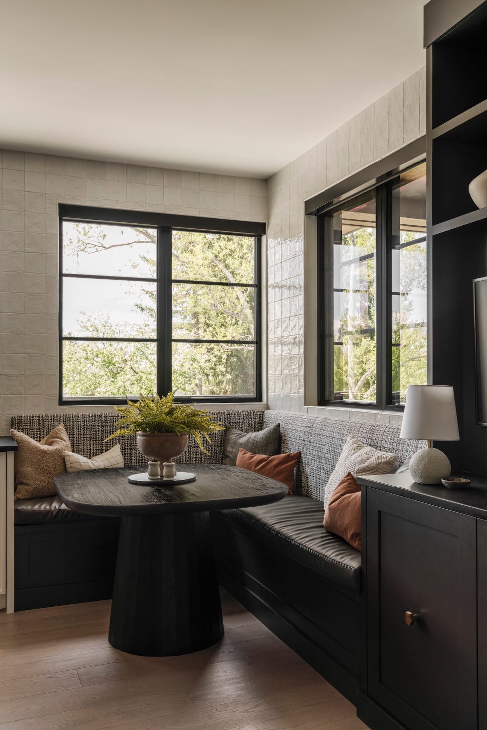 vivienda familiar que combina madera, metales brunidos y diseno a medida para vivir con estilo y funcionalidad