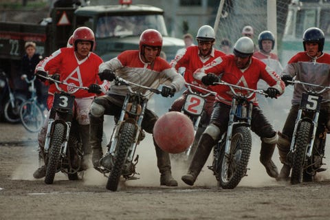 In Siberi speelt een groep mannen op motoren een vorm van motorbal een sport op het grensvlak van voetbal polo en motorcross