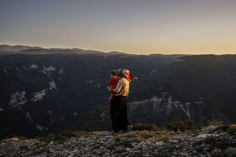 Sulak Canyon buiten het dorp Dubki wordt ook wel de diepste kloof op aarde genoemd De rivier die naar beneden stroomt levert water en hydroelektriciteit voor Makhachkala de hoofdstad van Dagestan