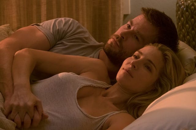 12 valientes (2018) Chris Hemsworth y Elsa Pataky