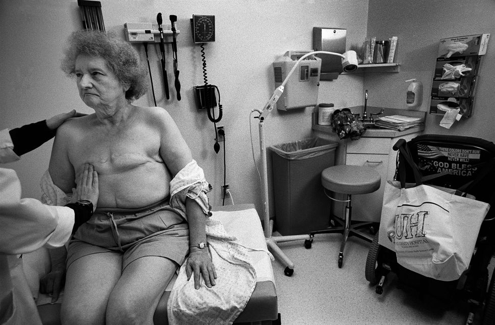 APRIL 2003  Om gegevens te verzamelen over haar medische geschiedenis werd Potter door een van haar vele artsen onderzocht Wegens borstkanker waren haar beide borsten afgezet