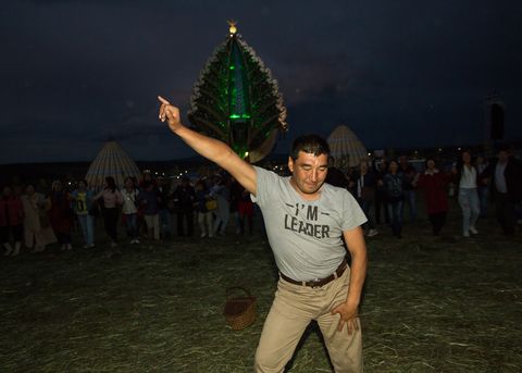 Het Ysjachfestival duurt twee dagen In Aldan danst een festivalganger tijdens een nachtelijke disco ter voorbereiding op de begroeting van de zon aan het begin van de tweede dag