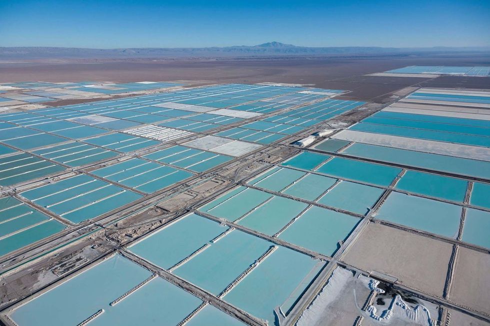 In de Salar de Atacama in ZuidAmerika bevinden zich de grootste lithiumvoorraden ter wereld Op de foto zijn de verdampingsvijvers van een lithiummijn te zien die wordt gerund door de bedrijven Sociedad Qumica y Minera de Chile en de Sociedad Chilena de Litio