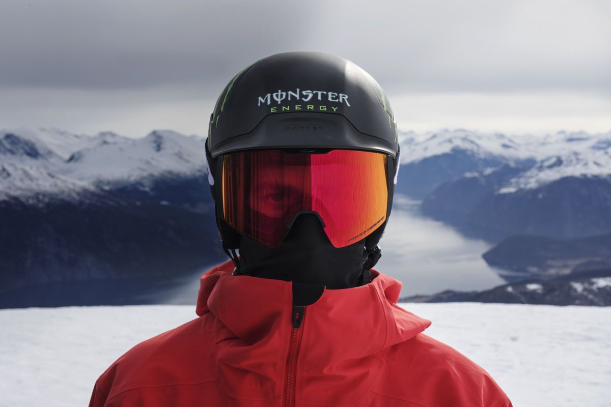 Helmet, Ski helmet, Snow, Personal protective equipment, Goggles, Winter, Ski Equipment, Outerwear, Geological phenomenon, Eyewear, 