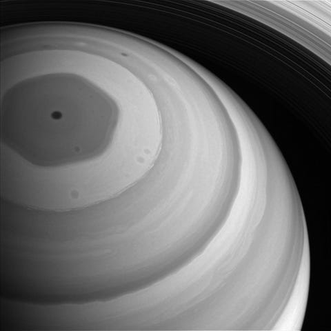 In deze opname die Cassini eind 2016 maakte baadt het noordelijk halfrond van Saturnus in het zonlicht