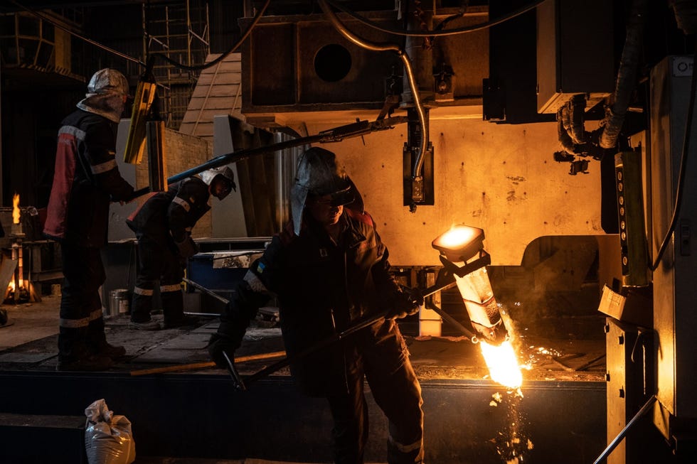 Rechts De volcontinu werkende gietmachine van de Ilyichfabriek zet 24 uur per dag vloeibaar staal om in ontelbare vormen