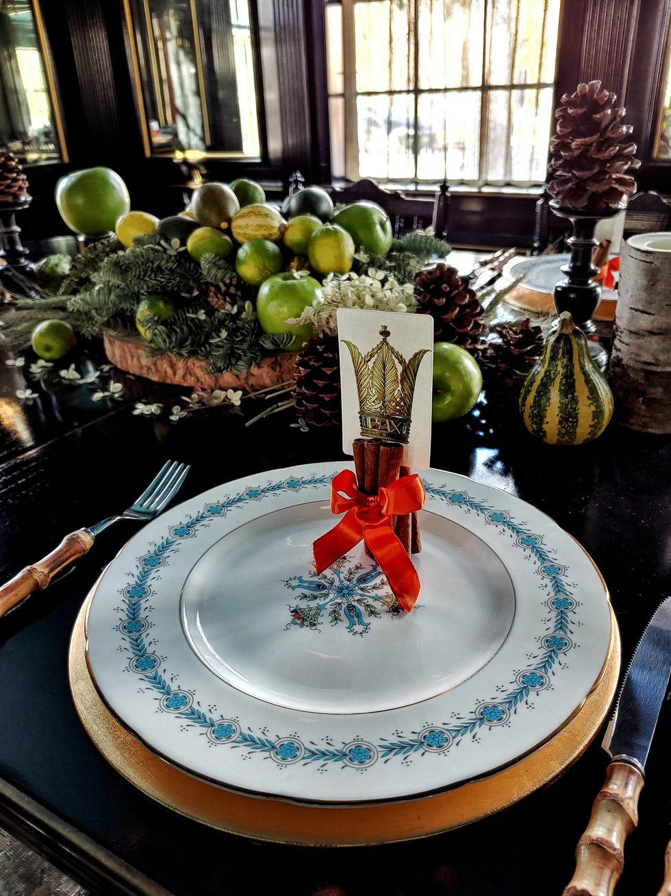 45 Christmas Table Decorations & Place Settings - Holiday Tablescapes