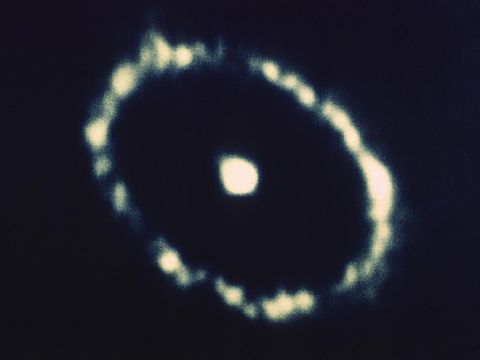 Een ring van gloeiend restmateriaal vormt een cirkel rond de rest van supernova 1987A in het sterrenstelsel Grote Magelhaense Wolk Deze kosmische parelketting is ongeveer 14 lichtjaar in doorsnede Het materiaal werd vermoedelijk duizenden jaren geleden door de ster verspreid toen die begon ineen te storten Het restmateriaal werd door de explosiegolf tot ongeveer 11100 graden Celsius verhit toen de ster explodeerde De verwachting is dat supernova 1987A nog tientallen jaren zal blijven gloeien