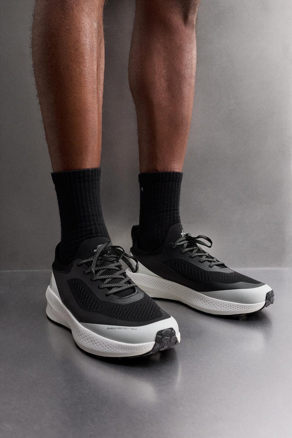 las zapatillas de running zara athleticz en color negro y gris para hombre