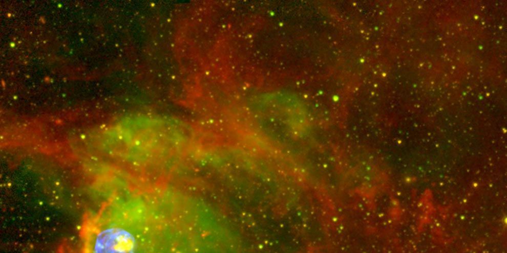 Een onstuimige en vlammende massa gas en stof gloeit op binnen een supernovarest Het object met de naam N 63A is wat overbleef van een enorme ster die explodeerde en gaswolken verspreidde in een toch al turbulent gebied N 63A ligt in een gebied in de Grote Magelhaense Wolk waar nieuwe sterren ontstaan De Grote Magelhaense Wolk is een onregelmatig sterrenstelsel dat op zon 169000 lichtjaar van de Melkweg ligt