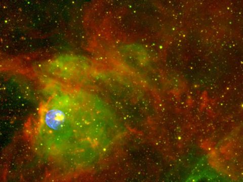 Een onstuimige en vlammende massa gas en stof gloeit op binnen een supernovarest Het object met de naam N 63A is wat overbleef van een enorme ster die explodeerde en gaswolken verspreidde in een toch al turbulent gebied N 63A ligt in een gebied in de Grote Magelhaense Wolk waar nieuwe sterren ontstaan De Grote Magelhaense Wolk is een onregelmatig sterrenstelsel dat op zon 169000 lichtjaar van de Melkweg ligt