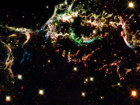 Op deze foto van de ruimtetelescoop Hubble zijn uitgestoten gaswolken van het kolossale supernovarestant Cassiopeia A te zien Het gas is afgekoeld tot kleinere dichte gaswolken die elk maar een klein fragment van de oorspronkelijke ster vormden naar desalniettemin tienmaal groter zijn dan de diameter van ons zonnestelsel