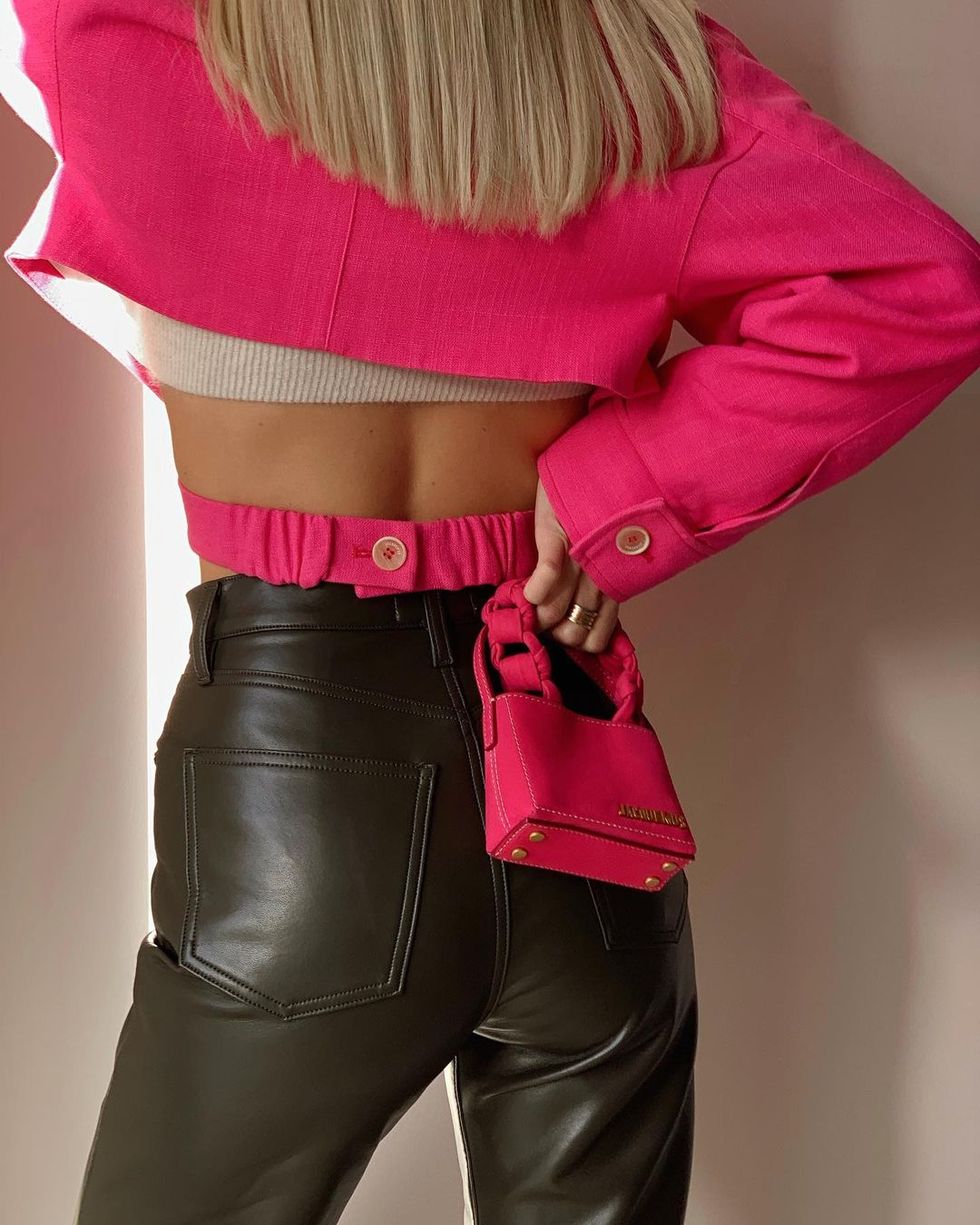 自帶戀愛感的「莓果粉色包」！16款時髦女人揹了就愛上的夢幻莓果色系包推薦