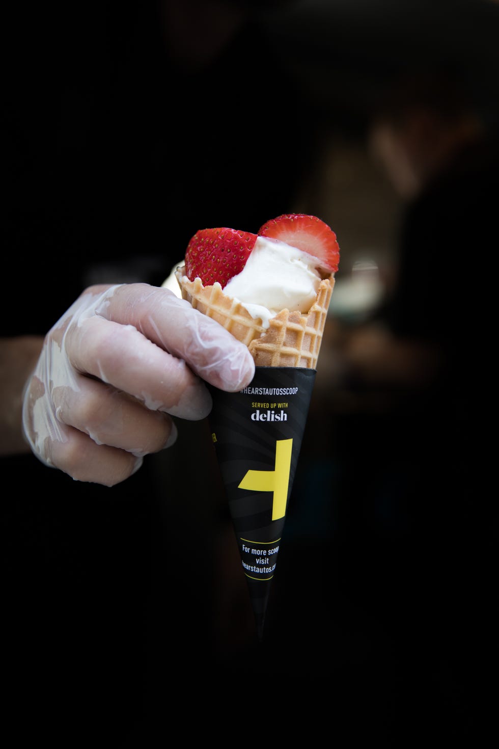 Food, Ice cream cone, Frozen dessert, Gelato, Dondurma, Ice cream, Sorbetes, Dessert, Hand, Dairy, 