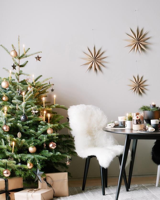 Cómo decorar las paredes de la casa en Navidad, en estilo natural 