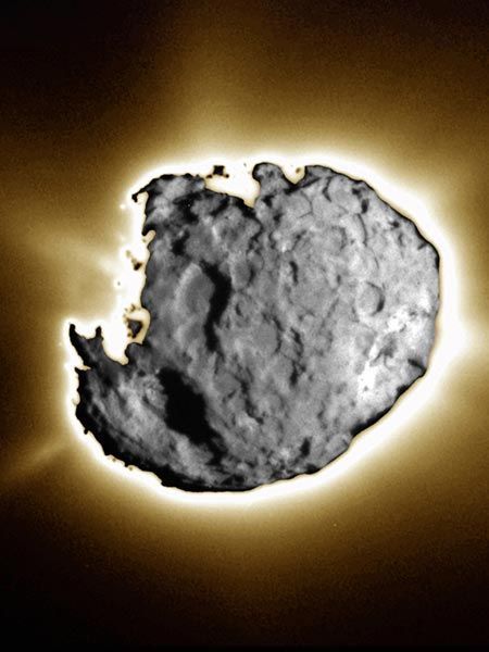 In deze composietopname uit 2004 is te zien hoe het zeer actieve oppervlak van de komeet Wild 2 flarden van stof en gas uitstoot zodat een staart van miljoenen kilometers ontstaat Afgezien van de zon is Wild 2 volgens astronomen momenteel het object in ons zonnestelsel met het meest actieve oppervlak