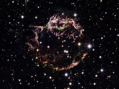 Dit beeld van de Hubbleruimtetelescoop is een intieme weergave van de verzwakte restanten van supernova Cassiopeia A Dit bolvormige object is tot op heden de jongste supernovarest die in de Melkweg werd gevonden Dit beeld is samengesteld uit achttien verschillende opnamen van de Advanced Camera for Surveys ACS aan boord van de Hubble