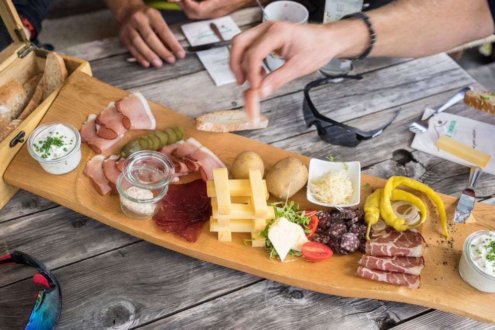 Pauze met lokale producten op de alm