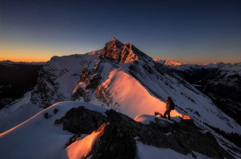 Een epische zonsopgang vanaf de top van Ha Ling Peak in Canada Het kostte me twee uur wandelen in het donker met ijzige condities om op de top te belanden De temperatuur was 20 graden Celsius en mijn vingers vroren er bijna af toen ik de camera aan het opzetten was voor de beste composities maar het moment dat het me lukte dit beeld te vangen zal voor altijd bij me blijven