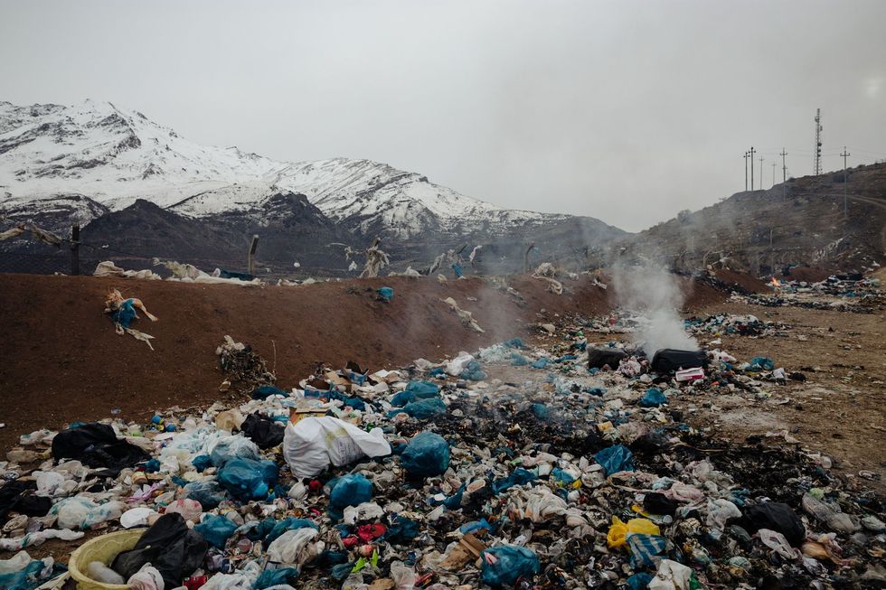 Vervuiling door zwerfafval is een van de grootste problemen in de bergketen van Sakran Hier dumpen en verbranden inwoners van Choman hun afval waardoor grote schade aan het milieu wordt aangericht