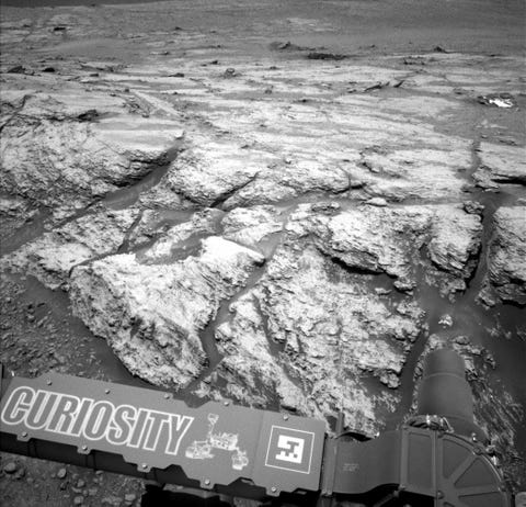 Op 19 juni registreerde de Marsrover Curiosity van de NASA een piek in het methaangehalte van de plaatselijke atmosfeer van 21 delen per miljard het hoogste niveau dat tot nu is waargenomen Astrobiologen zijn gefascineerd door de kortstondige gasmeting want op aarde komt methaan vrij bij nietlevende processen n wordt het geproduceerd door levende wezens Maar de methaanpiek was al even snel weer verdwenen als hij was opgetreden