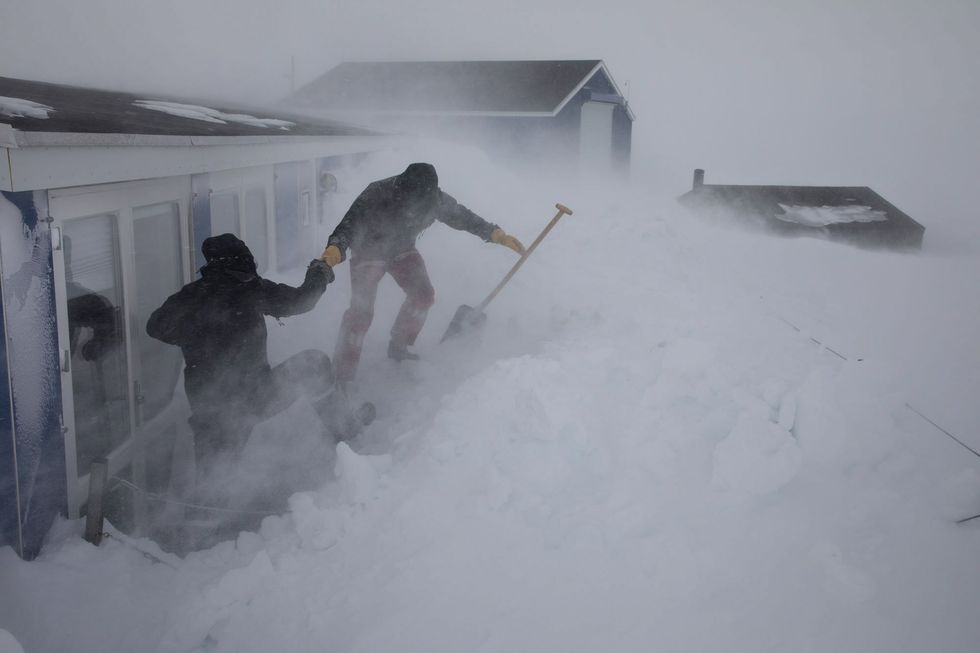 Op het onderzoeksstation Daneborg moeten wetenschappers meerdere keren per dag sneeuwruimen om bereikbaar te blijven