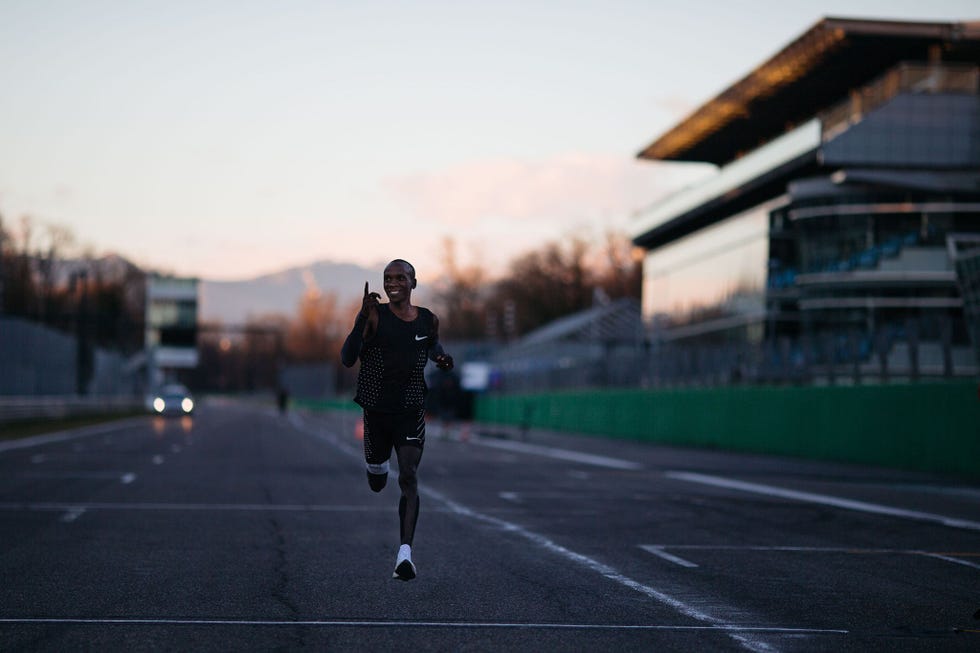 De Keniaan Eliud Kipchoge komt over de finish van een halve marathon in 59 minuten en 17 seconden dit was een testloop voor zijn poging om dit weekeinde het 2uursrecord op de hele marathon te breken Maar omdat er nog veel onbekende factoren een rol spelen in de fysiologische veranderingen die toplopers in de late fase van een lange snelle race ondergaan is deze geslaagde generale repetitie allerminst een garantie voor het doorbreken van de 2uursbarrire