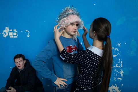 Tijdens de Nieuwjaarsviering in Popasna Loehansk kleden leerlingen zich om voor een voorstelling die ze voor kleine kinderen geven