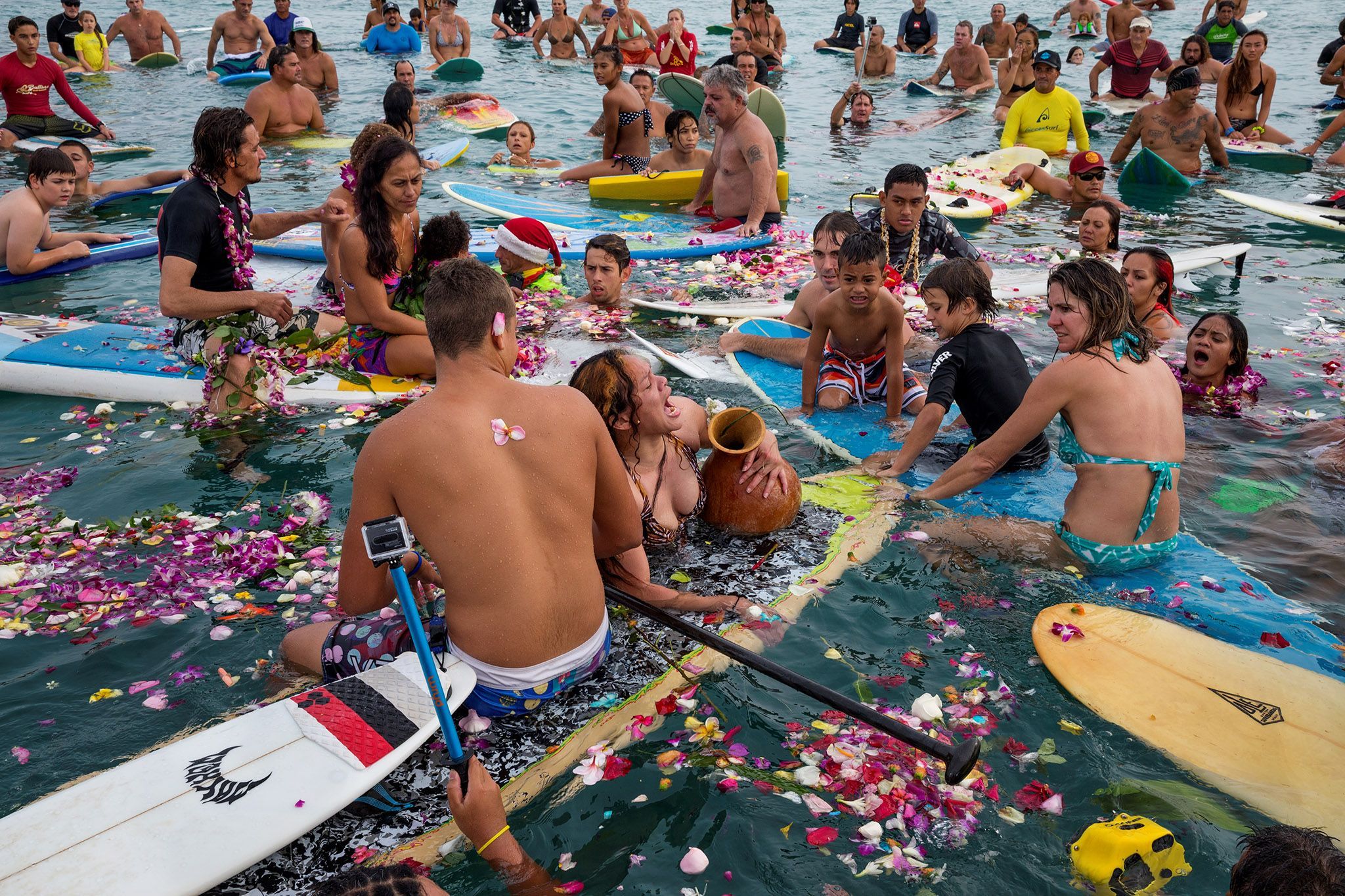 Voor de kust van Waikiki op het eiland Oahu in Hawa houden familie en vrienden een begrafenis voor een surfleraar
