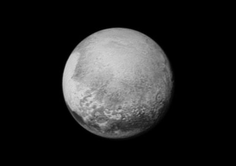 De uitgestrekte hartvormige ijsvlakte op Pluto komt aan de linkerzijde van deze foto van de New Horizonssonde in beeld De opname werd op 12 juli 2015 gemaakt en toont ook de BullsEye Roos  mogelijk een grote krater Dit kenmerk kwam niet meer in beeld tijdens de vlucht van New Horizons op 14 juli waarbij de sonde de dwergplaneet het dichtst naderde
