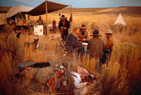 Arbeiders nemen een pauze op de afgelegen IL Ranch in Nevada in 1979