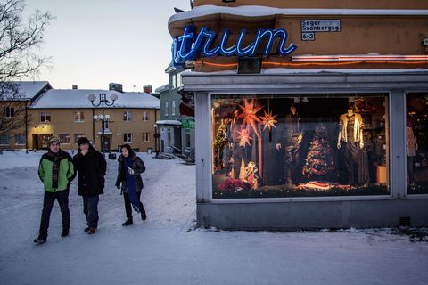 Kiruna 90 minuten van Riksgrnsen is de dichtstbijzijnde stad in de buurt van het resort Er is een dagelijkse bus die vluchtelingen brengt naar waar nog een beetje activiteit is Ongeveer 20000 mensen leven in Kiruna