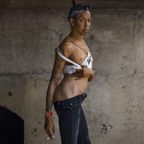 Trina haar straatnaam is al vijf jaar op straat een uitdrukking waarmee Jamaicanen verwijzen naar de levensstijl van transgenders die gedwongen worden uit huis te gaan en als sekswerkers in hun levensonderhoud te voorzien Trina is aangevallen met zuur messen een machete en een pistool Ze laat het litteken van een kogelwond op haar rechterheup zien