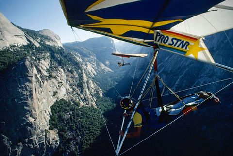 Hanggliders zweven boven Yosemite Valley in Het Yosemite National Park van Californi in deze foto uit de januari 1985 editie De thrillseekers maakten een zweefvlucht van 20 minuten over de vallei