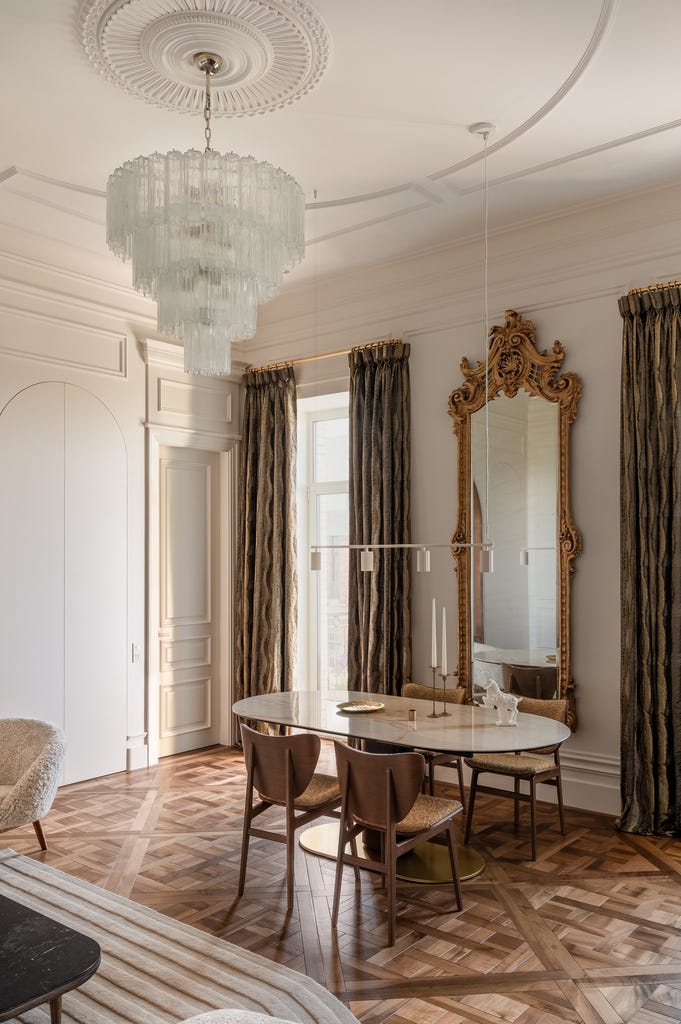 un apartamento de techos altos que combina historia, diseno, arte y funcionalidad