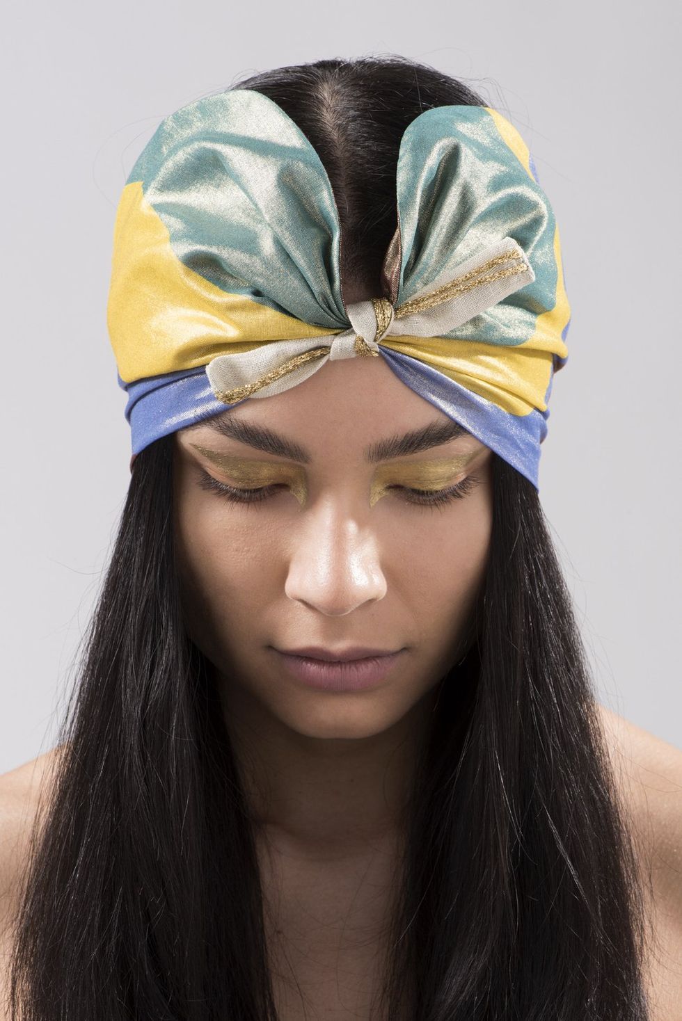 Metti da parte il cappello a tesa larga, è scoppiata la mania per gli accessori per capelli dalle forme vintage come fasce e turbanti.