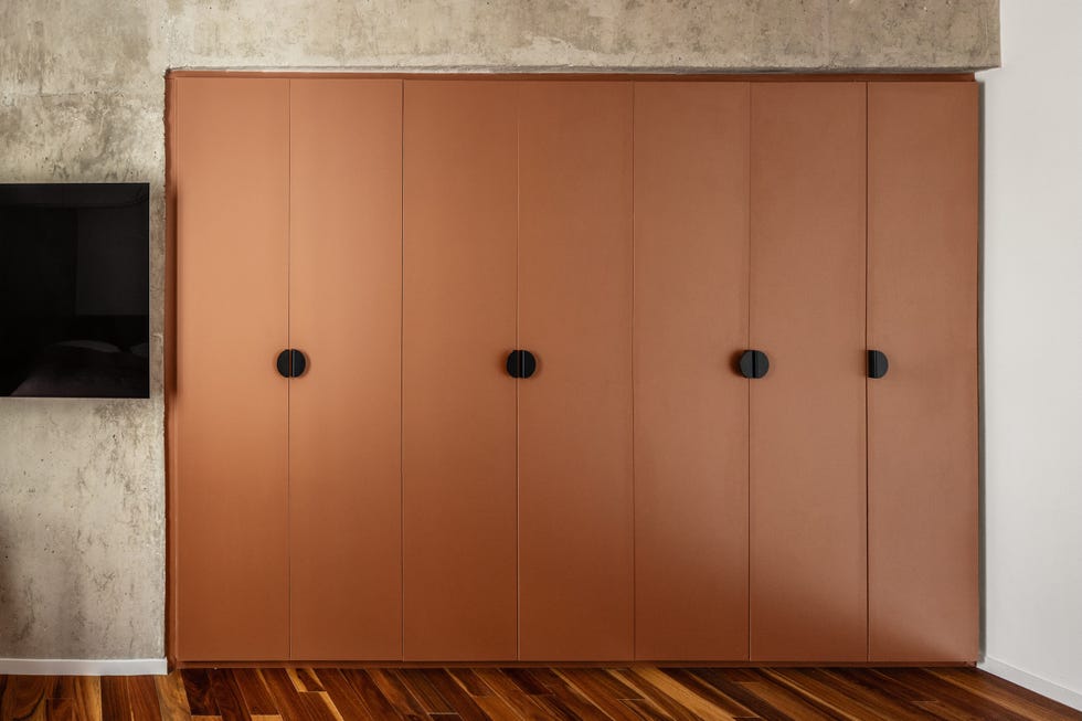 apartamento de 92 metros convertido en un hogar funcional con curvas, ceramica y una cocina suspendida