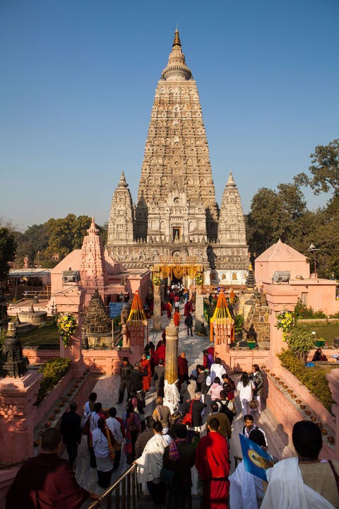 Mahabodhi IndiaDe Mahabodhitempel is al meer dan tweeduizend jaar lang een van de heiligste plaatsen van boeddhistische pelgrimstochten Een reusachtige bodhiboom ten westen van de hoofdtempel zou een directe afstammeling zijn van de oorspronkelijk boom waaronder Boeddha op dezelfde plek verlichting bereikte Stenen bladeren markeren het pad waar lotussen tijdens het lopen en mediteren onder de voeten van Boeddha zouden hebben gebloeid