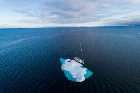 SPITSBERGEN NOORWEGENDe zomer duurt maar kort in Spitsbergen een van de koudste plaatsen in Europa Maar naarmate het zeeijs smelt neemt het toerisme naar het noordpoolgebied toe Zeilen is een van de duurzaamste manieren om de kwetsbare zeen rond de Noordpool te ontdekken en om een van de laatste ongerepte gebieden op aarde te zien stelt fotograaf Katie Orlinsky