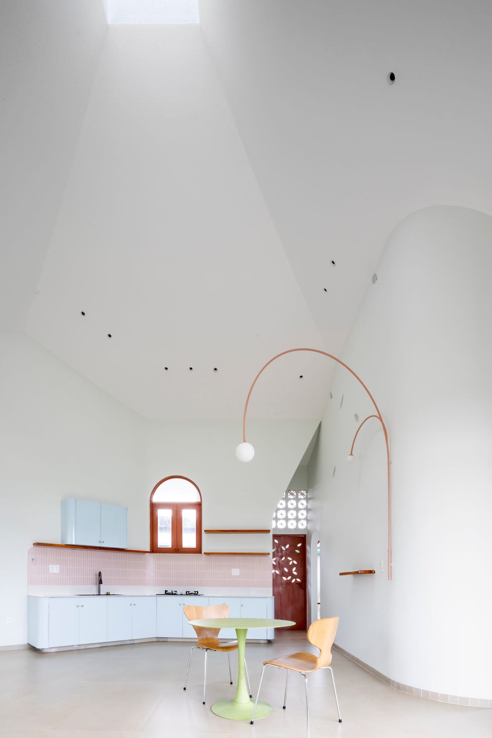 arquitectura organica, curvas y materiales naturales para una casa que redefine el concepto de hogar en un entorno tropical
